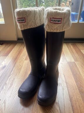 Hunter Purple Tall Rain Boots with Cream Knit Boot Socks